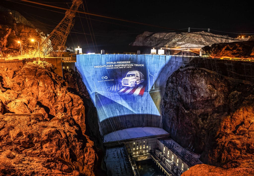The world premiere of the Freightliner Inspiration Truck at The Hoover Dam set a new Guinness World Record.Die Weltpremiere des Freightliner Inspiration Truck an der Hoover-Talsperre brachte einen Eintrag ins Guinness-Buch der Rekorde.