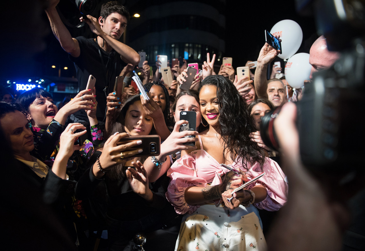 Rihanna with Fans. Рианна сефора. Фенти новый ивент. Movies fans