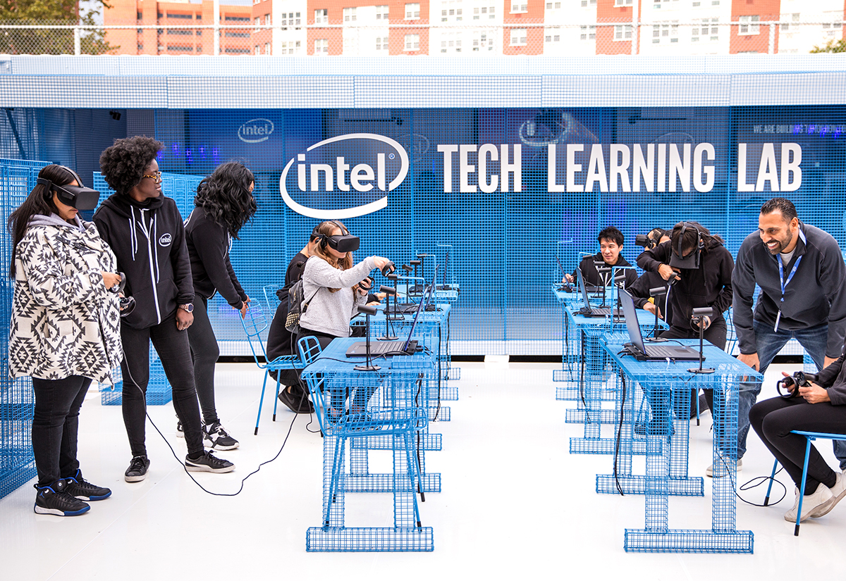 The Intel Learning Lab Tour Gives Students High-Tech Educational Experiences