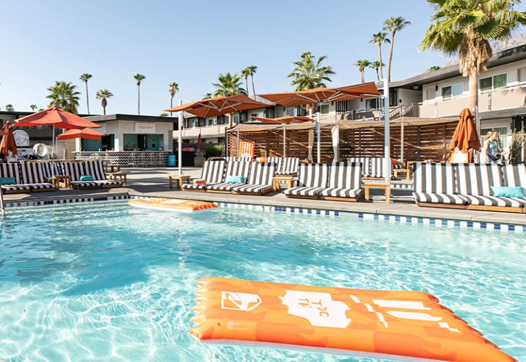 taco-bell-hotel_the-bell-pool-baja-bar