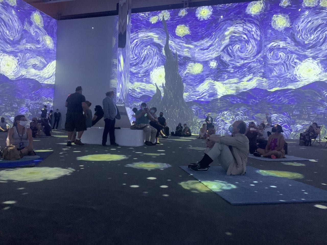 Van Gogh immersive-full-room-view of starry night