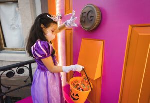 Reeses-T-Mobile_5G-Halloween_2021_3