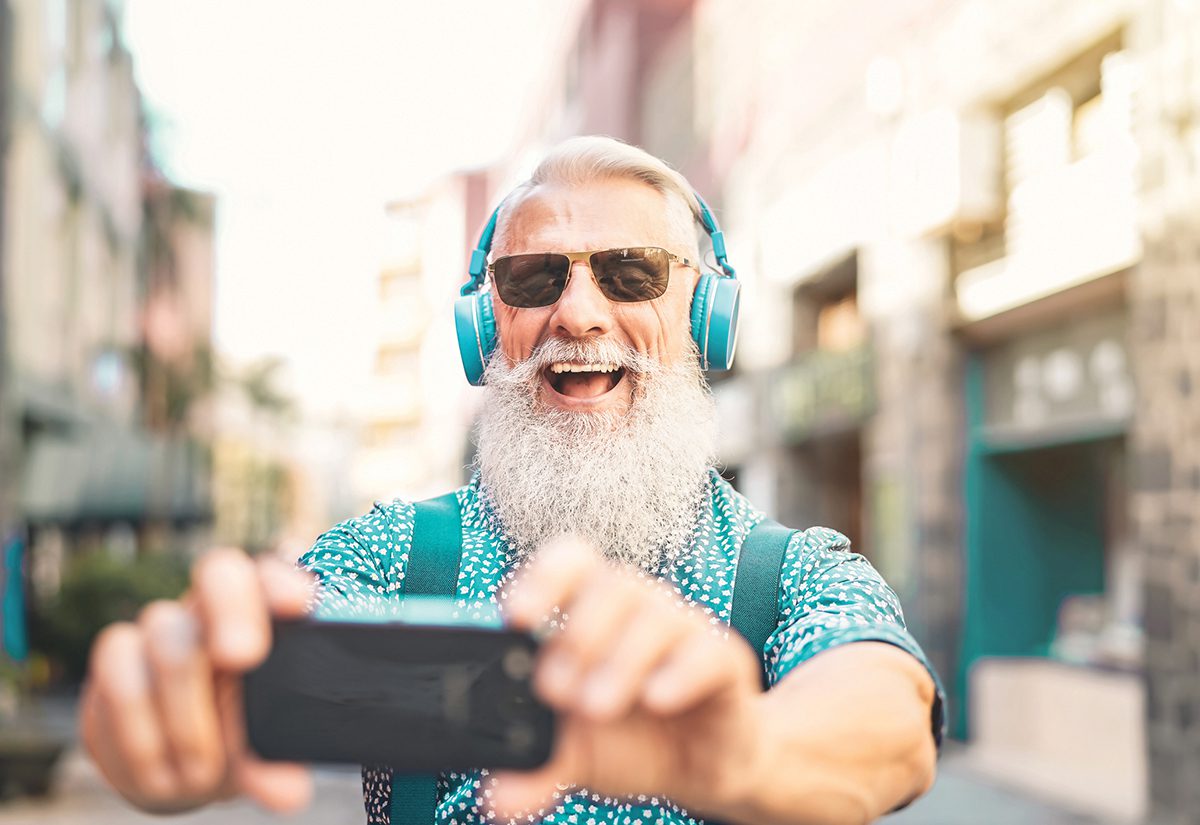 istock-senior-male-influencer-granfluencer-selfie