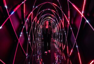 MAGENTAVERSE ARTECHOUSE_Pantone_ArtWeek22_tunnel