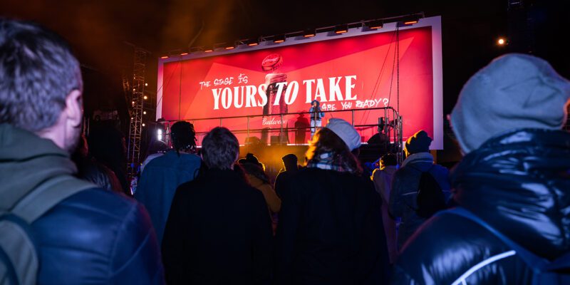 budweiser-billboard-stage-2023-crowd-watching-singer