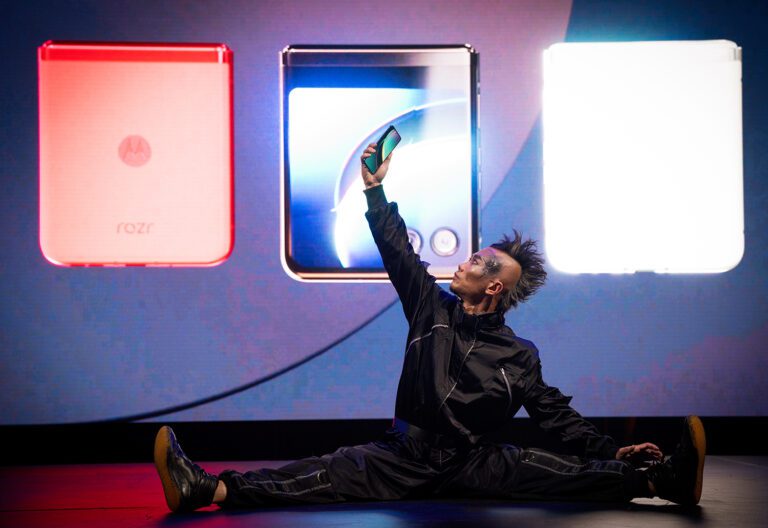 Morotorla Razr Launch_Circ_2023_phone acrobat split