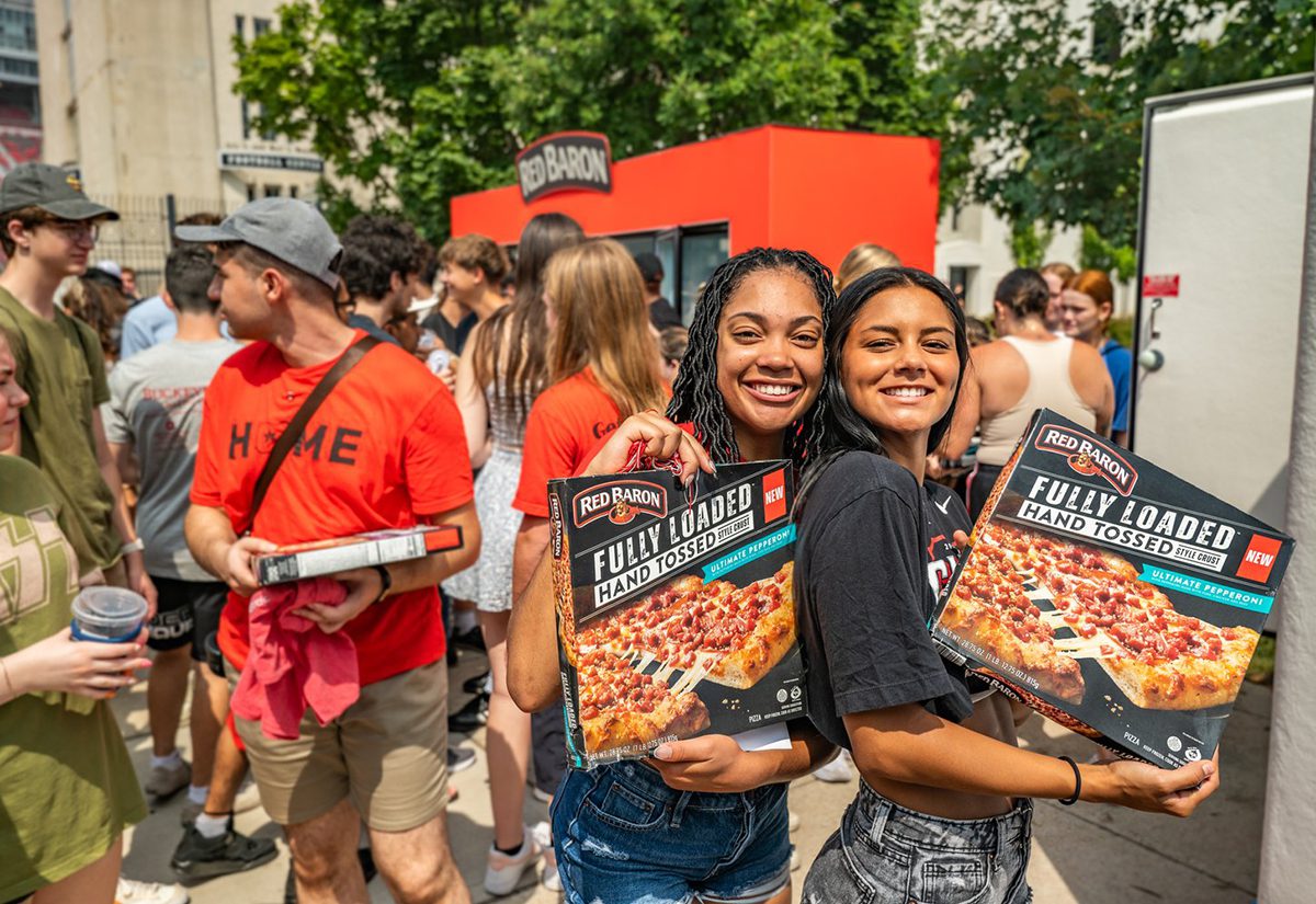 red-baron-ohio-state-u-2023-students-with-pizzas.