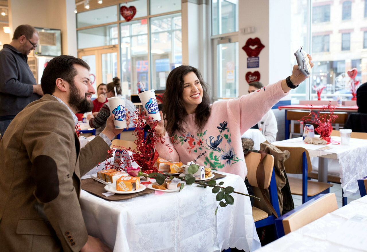 valentines-day-at-white-castle-2024-couple-dining.