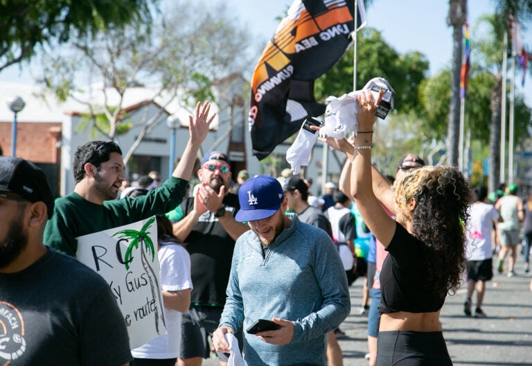 fabletics_la marathon 2024_tee giveaways fab daddy