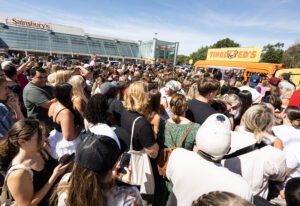 Kraft Heinz_Ed Sheeran Tingly Teds_Pop-up hot sauceographs 2024_crowds