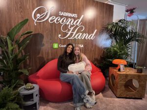 sabrina's secondhand pop-up by cash app lip couch