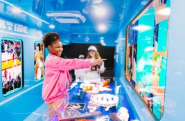 att-dunk-bus-2026-miami-editorial girl fan pointing at screen